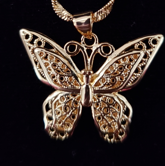 NWOT Beautiful Gold Filigree Butterfly Necklace - Picture 4 of 6